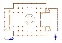 Plan d'un édifice en forme de croix grecque.