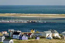 Maisons, port et dune de sable à Havre-Aubert