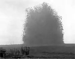 Explosion de la mine du 1er juillet 1916 lors du déclenchement de la Bataille de la Somme (sur la Hawthorn Ridge Redoubt (en)).