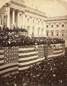 Photographie d'une large foule rassemblée devant le Capitole des États-Unis
