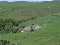 À Hayfield Tunstead Clough Farm, Peak District, Angleterre , les talus de pierre jouent un rôle de clôture semblable à celui des haies dans le bocage arboré