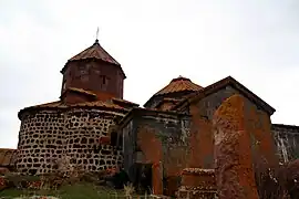 Église (à gauche) et gavit (à droite), depuis le nord.