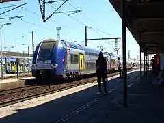 Une rame Z 24500, marquant l'arrêt en gare.