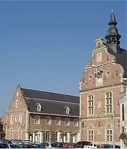 Pignon à gradins et pignon à volutes de style flamand du musée des Augustins d'Hazebrouck, Flandre française.