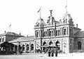 La gare de Berdellé : une horloge couronnait la façade, elle-même surmontée d'un génie ailé : ces éléments ont disparu de la façade contemporaine, plus sobre.