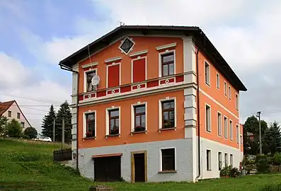 La mairie et la poste.