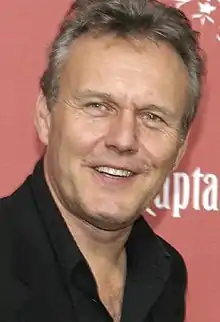 Anthony Stewart Head interprète Uther Pendragon