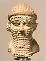 Tête en terre cuite d'un personnage masculin (divinité ?), v. VIIIe – VIIe sièclee av. J.-C. Metropolitan Museum of Art.