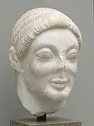 Tête de kouros, v. 520. Trouvée à Athènes. Marbre, H. 31 cm. Ny Carlsberg Glyptotek