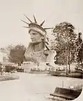 Tête de la statue exposée à l'Exposition de 1878 (parc du Champ-de-Mars).