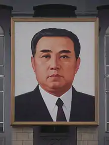 Portrait de Kim Il-sung sur la façade du Quartier Général du Comité Central du Parti du travail de Corée.