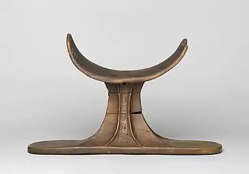 Appui-tête ; 1539-1190 avant J.-C. ; bois ; 17,8 × 28,6 × 7,6 cm ; Brooklyn Museum.