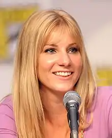 Heather Morris, qui incarne Brittany Pierce dans la série télévisée Glee, interprète la chanson dans l'épisode Bonjour ivresse.