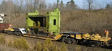 Wagon surbaissé sur quatre (4) bogies.