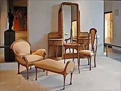 Chaises et coiffeuse au miroir.