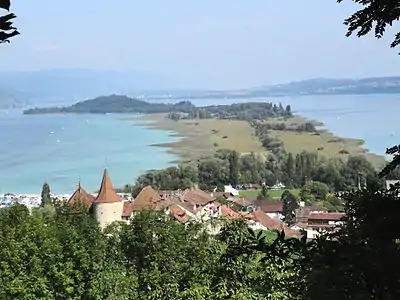 Photographie panoramique de paysage en couleur, prise du château d'Erlach.