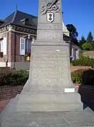 Vue partielle du monument aux morts.