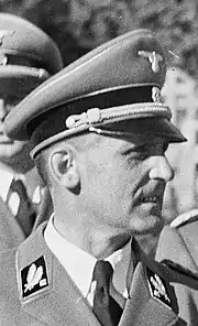 Photographie en noir et blanc du buste d'un homme portant l'uniforme de la SS.