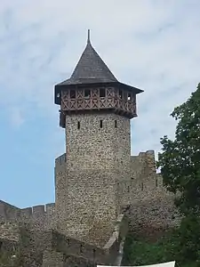 L'une des tours du parvis de Kravařský transformée en tour de guet