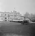 Un hélicoptère Bell 47D de la Sabena au palais de Soestdijk à Utrecht en 1953.