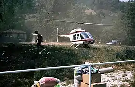 Héliportage du matériel depuis Carreña de Cabrales avec un Bell Jet Ranger.