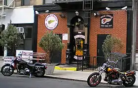 Photographie du club des Hells Angels localisé à New York avec deux motos garées