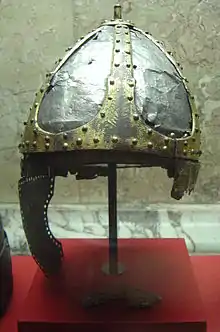 Spangenhelm germain oriental du VIe siècle.