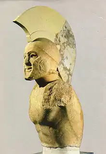 Buste d'un hoplite casqué, dit « Léonidas », début du Ve siècle av. J.-C., Musée archéologique de Sparte.
