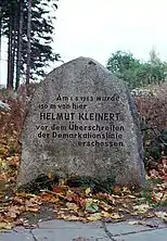 Un bloc de granit grossièrement taillé d'environ un mètre de haut porte l'inscription « Am 1.8.1963 wurde 150 m von hier HELMUT KLEINERT vor dem Überschreiten der Demarkationslinie eschossen ».