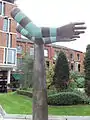 7 - Both Arms (2000), Mandela Gardens, Leeds, Angleterre (profil).