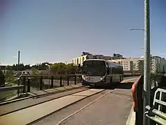 La Runkolinja 550 et le Métro d'Helsinki croisant la route nationale 4 à Viikki.