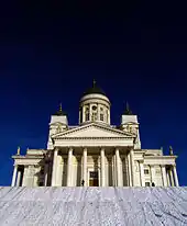 Photographie montrant le façade de la Cathédrale luthérienne d'Helsinki.