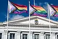 Drapeaux arc-en-ciel "Progress Pride Flag" devant l'hôtel de ville d'Helsinki en Finlande en septembre 2020.