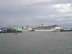 Navires de passagers dans le port de l'ouest.