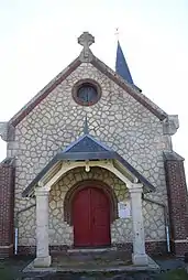 La façade de l'église.