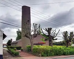 La chapelle et son campanile vus de la rue