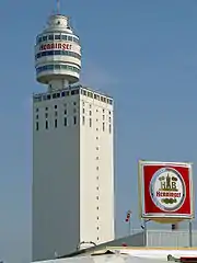 La tour Henninger est visible du plus loin. C'est le monument-symbole de Sachsenhausen.