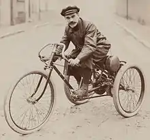 Photo d'un homme assis sur une moto dans une position ramassée.