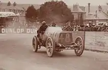 Photo de Henri Cissac en plein effort pendant la course avec son mécanicien embarqué.