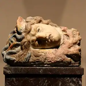 Gorgone (1904), pâte de verre, Bruxelles, Musées royaux des beaux-arts de Belgique.