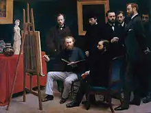 Peinture montrant un groupe d'hommes dans un studio de peinture, devant un chevalet où peint l'un d'eux.
