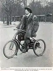 Photo d'un homme en tenue de ville sur un tricycle motorisé.