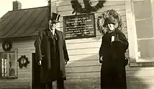 Henri Gérin-Lajoie et Marie Lacoste devant la maison natale d’Antoine Gérin-Lajoie à Yamachiche, 24 septembre 1924.
