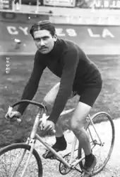 Portrait en noir et blanc d'un cycliste sur son vélo.