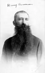 Portrait d'un homme avec une grande barbe et une grande moustache.