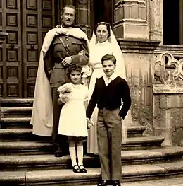 Henri de Foucaucourt et Charlotte Goüin, sur les marches de l'hôtel Goüin (Tours), lors de leur mariage.