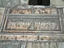 Pierre tombale portant le nom d'Henricus Dandolo