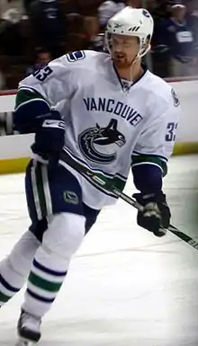 Photographie de Henrik Sedin avec le maillot blanc des Canucks de Vancouver.