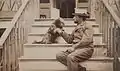 Henry Adams assis avec un chien sur les marches de sa maison, photographie de Marian Hooper Adams, env. 1883.