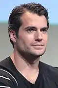 Henry Cavill interprète Clark Kent / Superman.